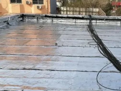 日照卫生间漏水维修公司分享下日照屋面楼顶防水刚性防水层施工要点。